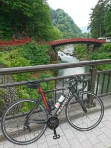 神橋とロードバイク画像