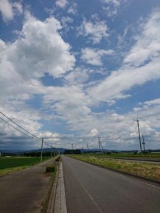 空と道路の画像