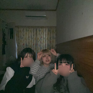 暗い部屋で友達と3人で撮った写真