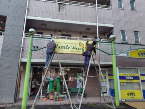 看板付け替え作業画像